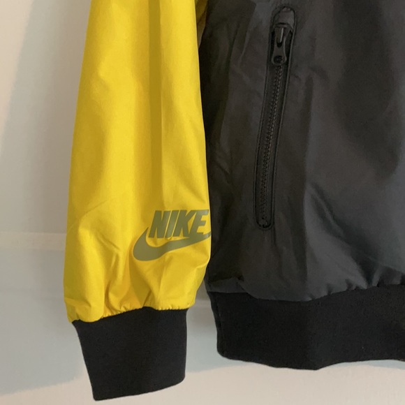 Nike Loose Fit Windbreaker - Picture 2 of 6